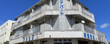【３月１０日より案内可能】登野城にある3階建ての3DKです！スーパーかねひで隣！近隣には平真小学校や警察署もあり、最高の立地環境です!!