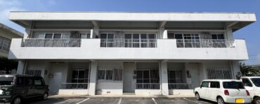 平真小学校北に空室が出ました！１階角部屋で小ぶりな3DK、クーラー１台付きですよ。